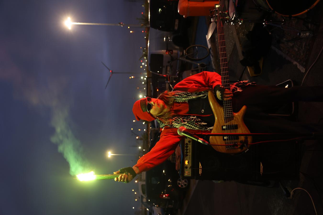 Staker met een gitaar en een vuurpijl