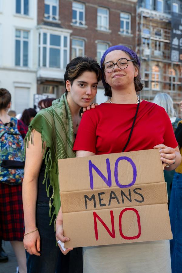 Twee jonge vrouwen met een bord: ‘No means no’