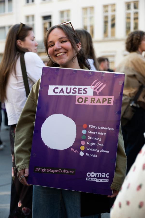 Een studente met een boodschap tegen verkrachting