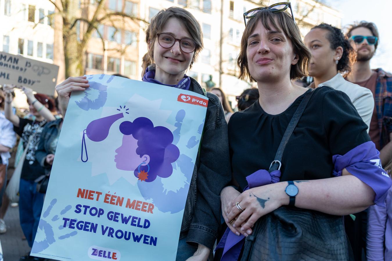 Twee betogers met een boodschap: “Niet één meer. Stop geweld tegen vrouwen”