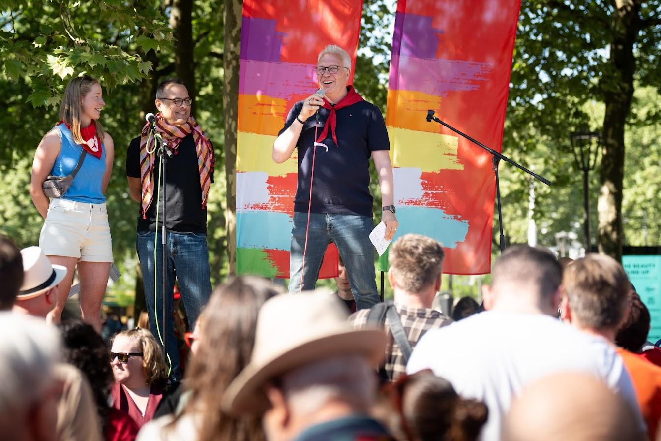 1 mei in Anwerpen, Peter Mertens en Vijay Prashad op het podium