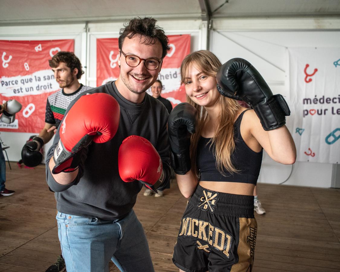 Man en vrouw met boxhandschoenen aan