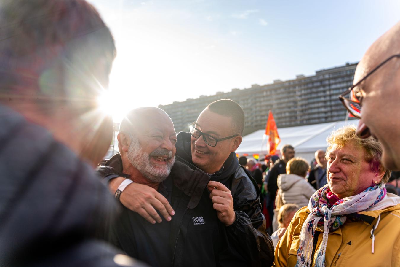 Raoul Hedebouw in een vriendschappelijke omhelzing met een man