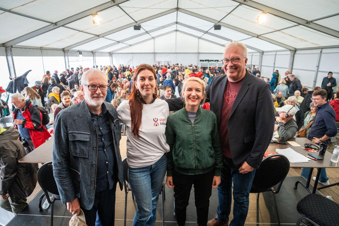 Peter Mertens, Jeremy Corbyn et Ines Schwerdtner sur scène