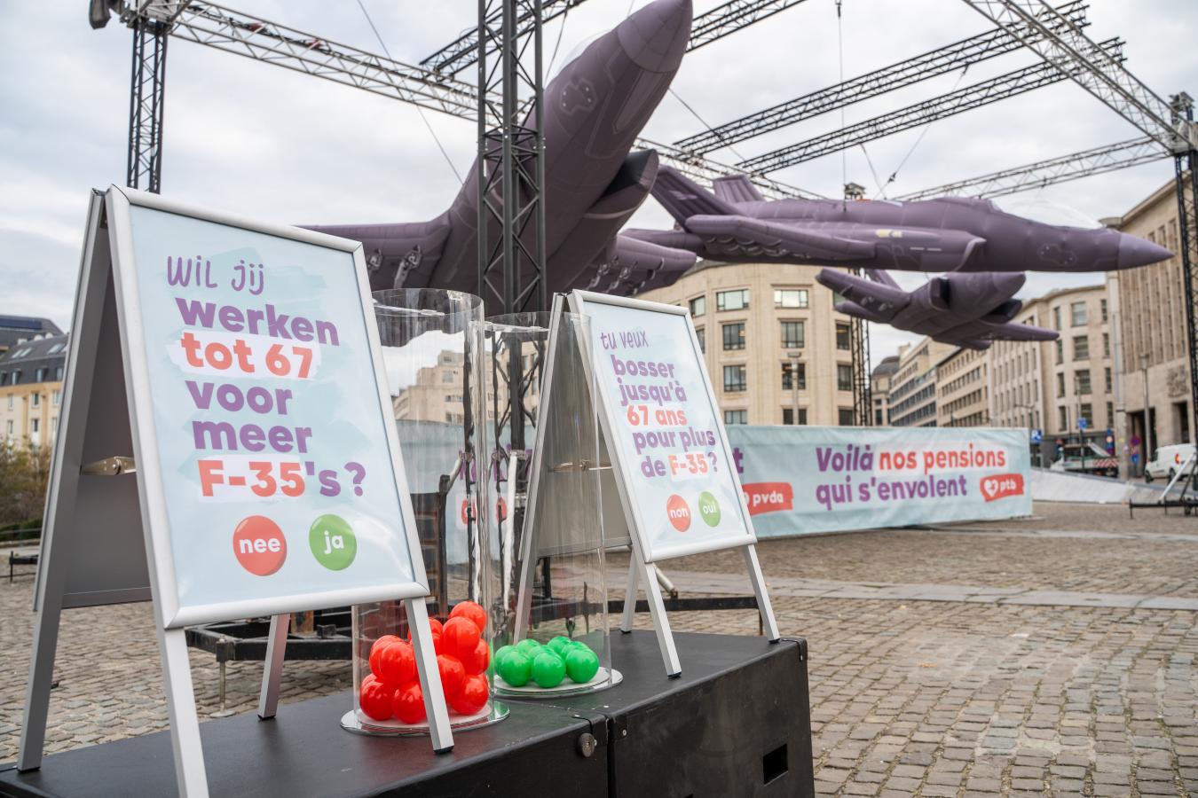 Vooraan staan twee bakken om de vraag “Wil je tot je 67e werken voor meer F35?” te beantwoorden en achteraan staan drie opblaasbare F35's met de banner "Kijk, daar vliegt ons pensioen"