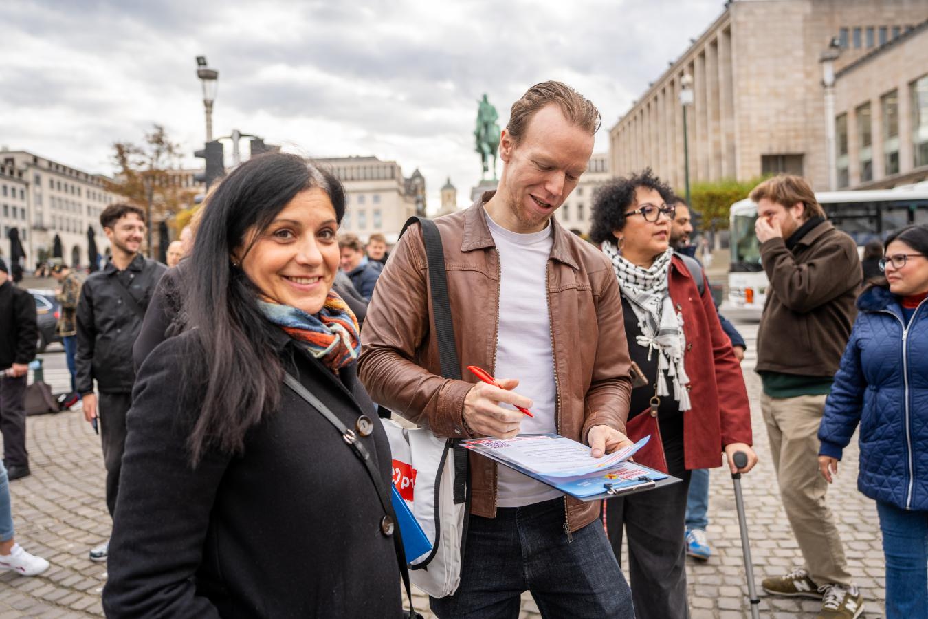 PTB-activisten laten voorbijgangers de pensioenbevraging invullen