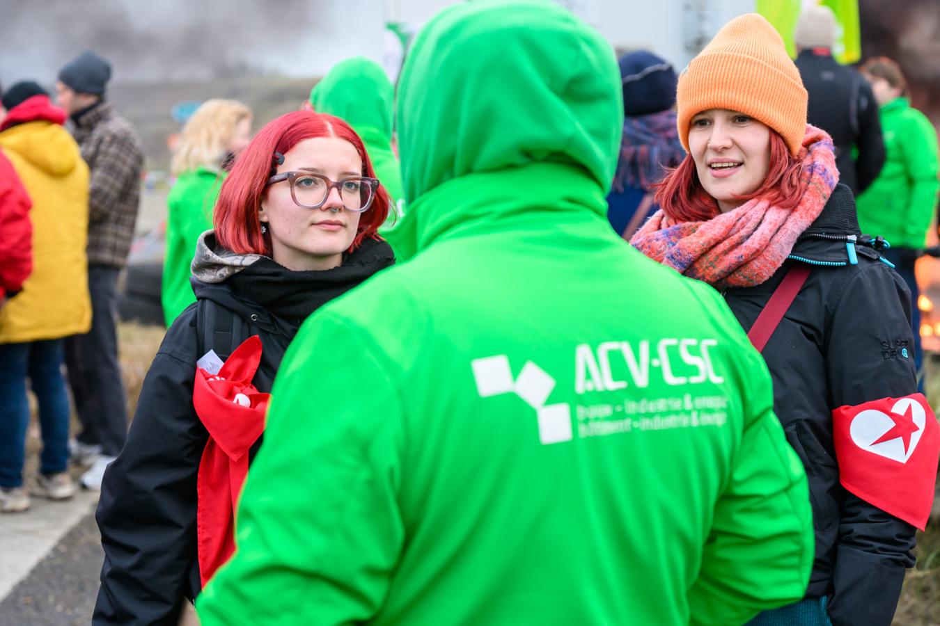 Twee jongeren van de PVDA in gesprek met een ACV-vakbondsmilitant