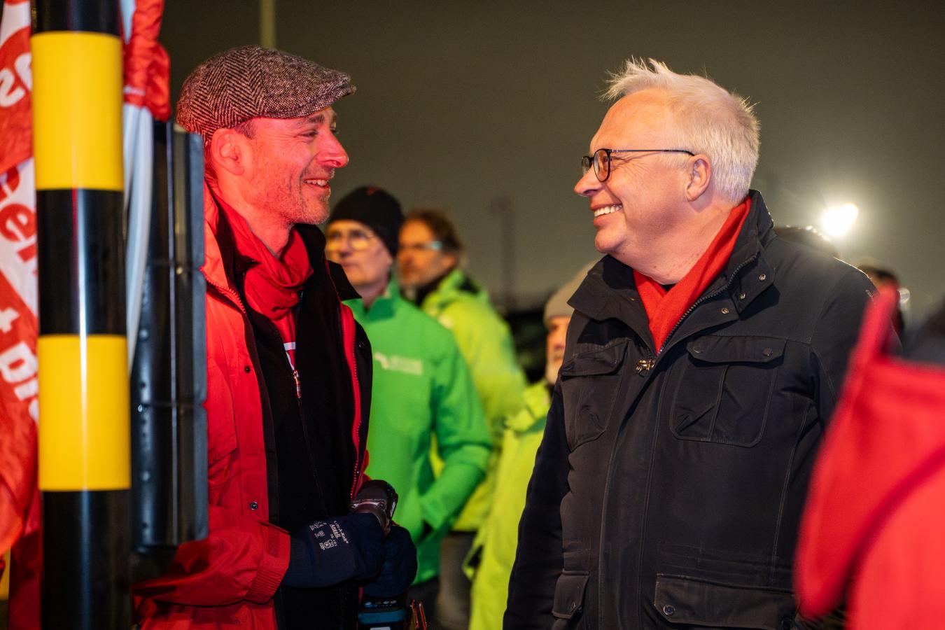 Peter Mertens in gesprek met een syndicalist aan een piket in de Antwerpse haven