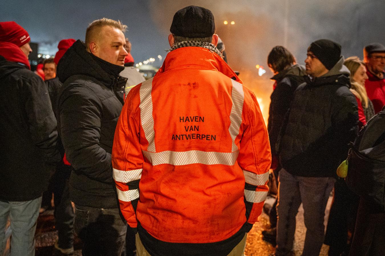 Een havenarbeider aan het piket