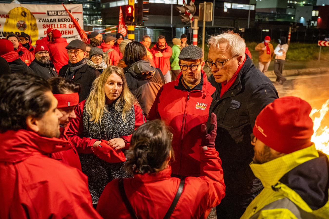 Peter Mertens in gesprek met een groep syndicalisten tijdens de algemene staking