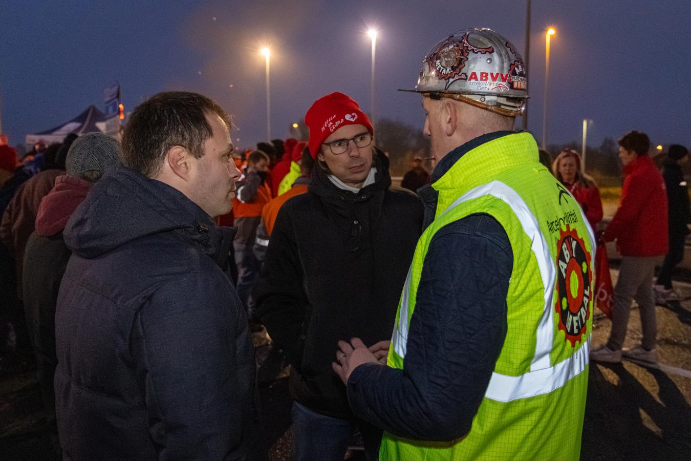 Benjamin Pestieau in gesprek met een syndicalist van ArcelorMittal in Gent