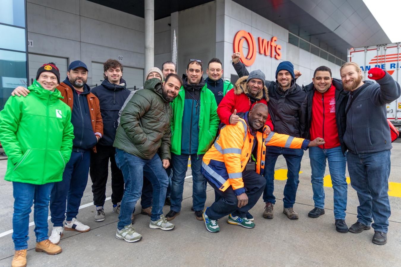 Een diverse groep mensen aan een piket tijdens de algemene staking