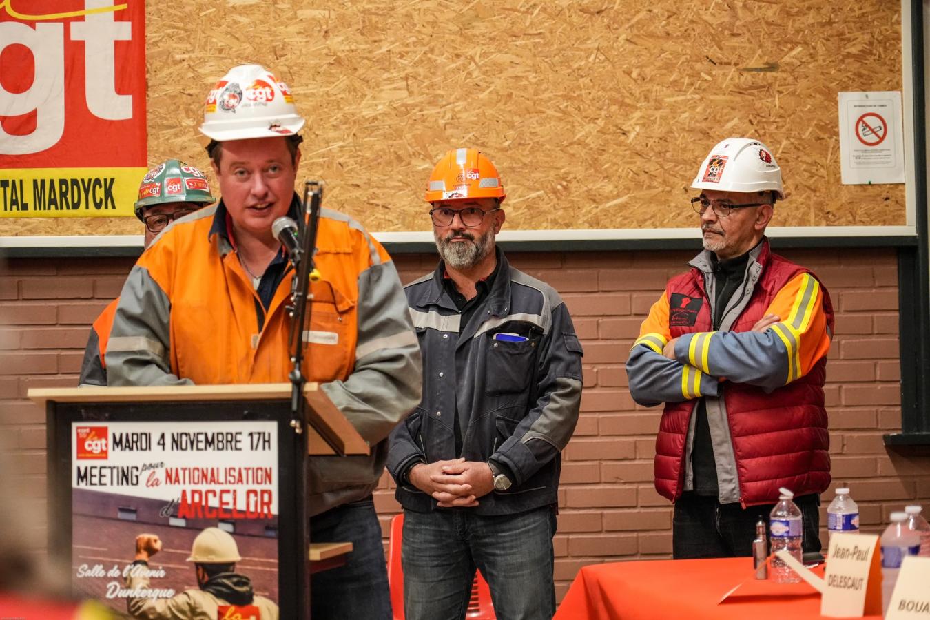 Arbeiders van ArcelorMittal Duinkerke nemen het woord op de meeting van de vakbond CGT.