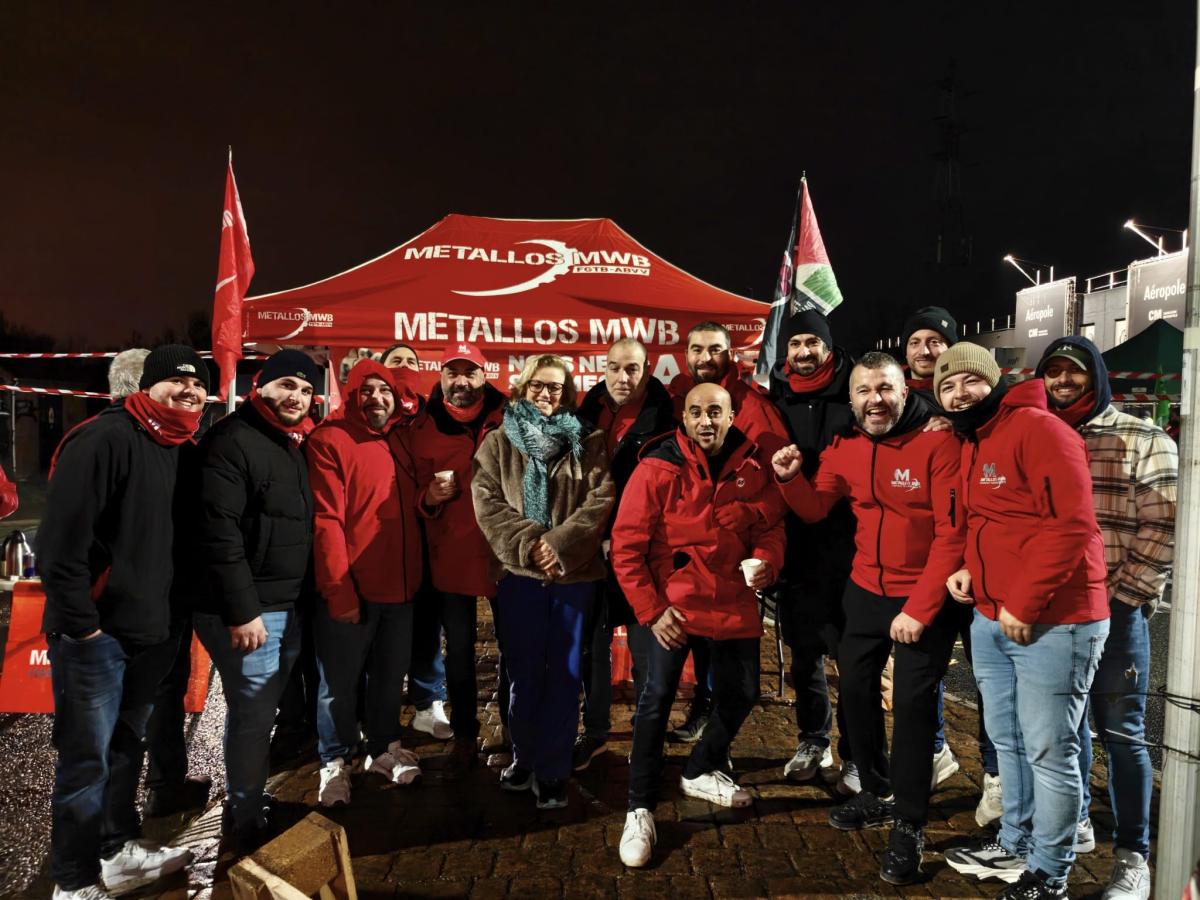 Een groep mensen aan een piket tijdens de algemene staking