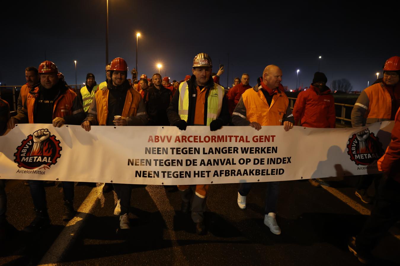 Arbeiders van ArcelorMittal Gent achter een spandoek