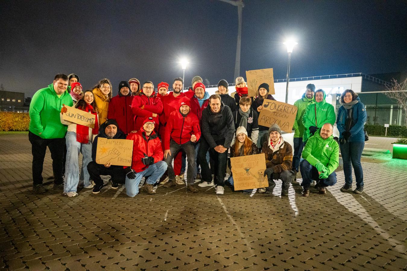 Een groep mensen aan een piket tijdens de algemene staking, met onder meer Jos D’Haese erbij