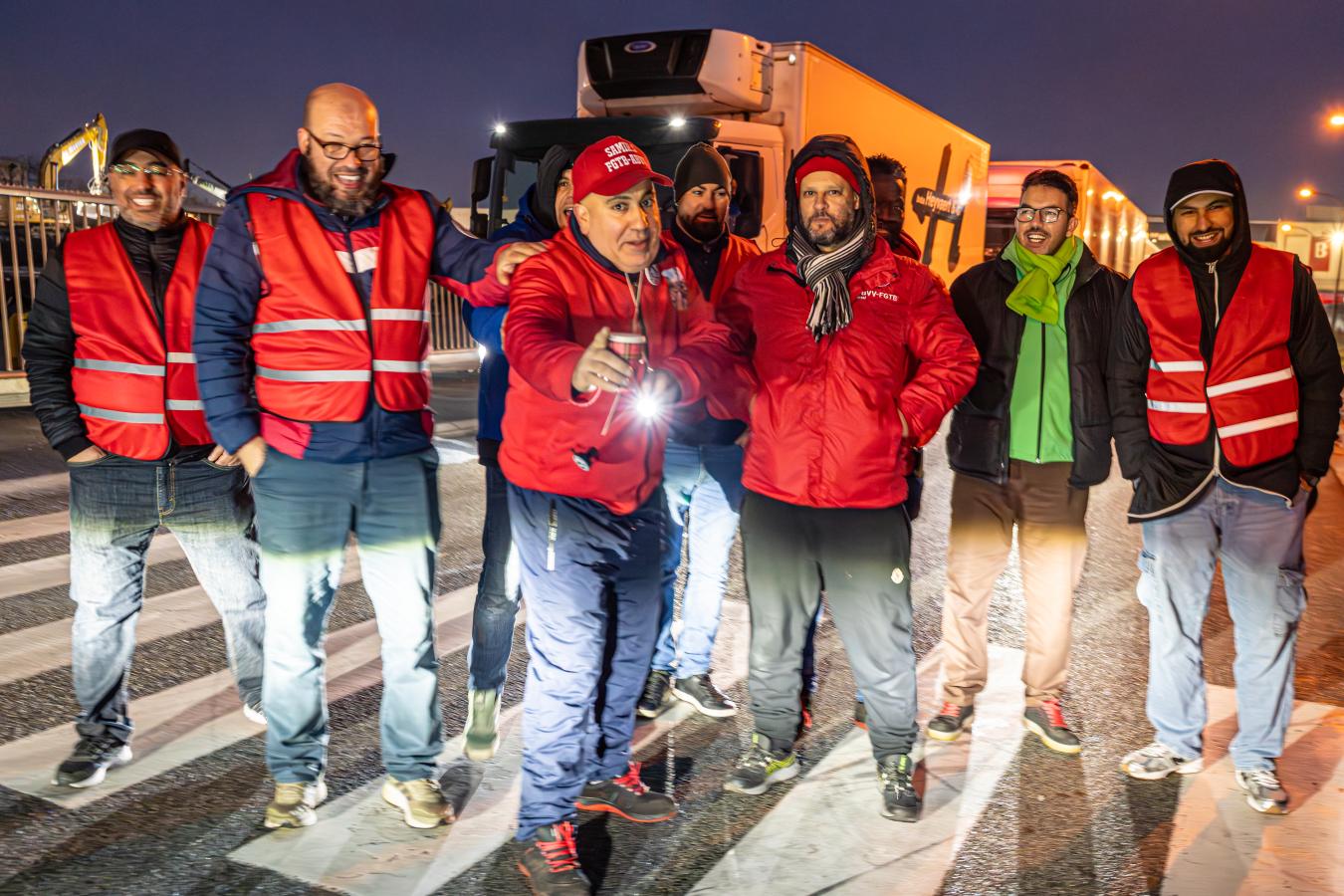 Een groep mensen aan een piket tijdens de algemene staking