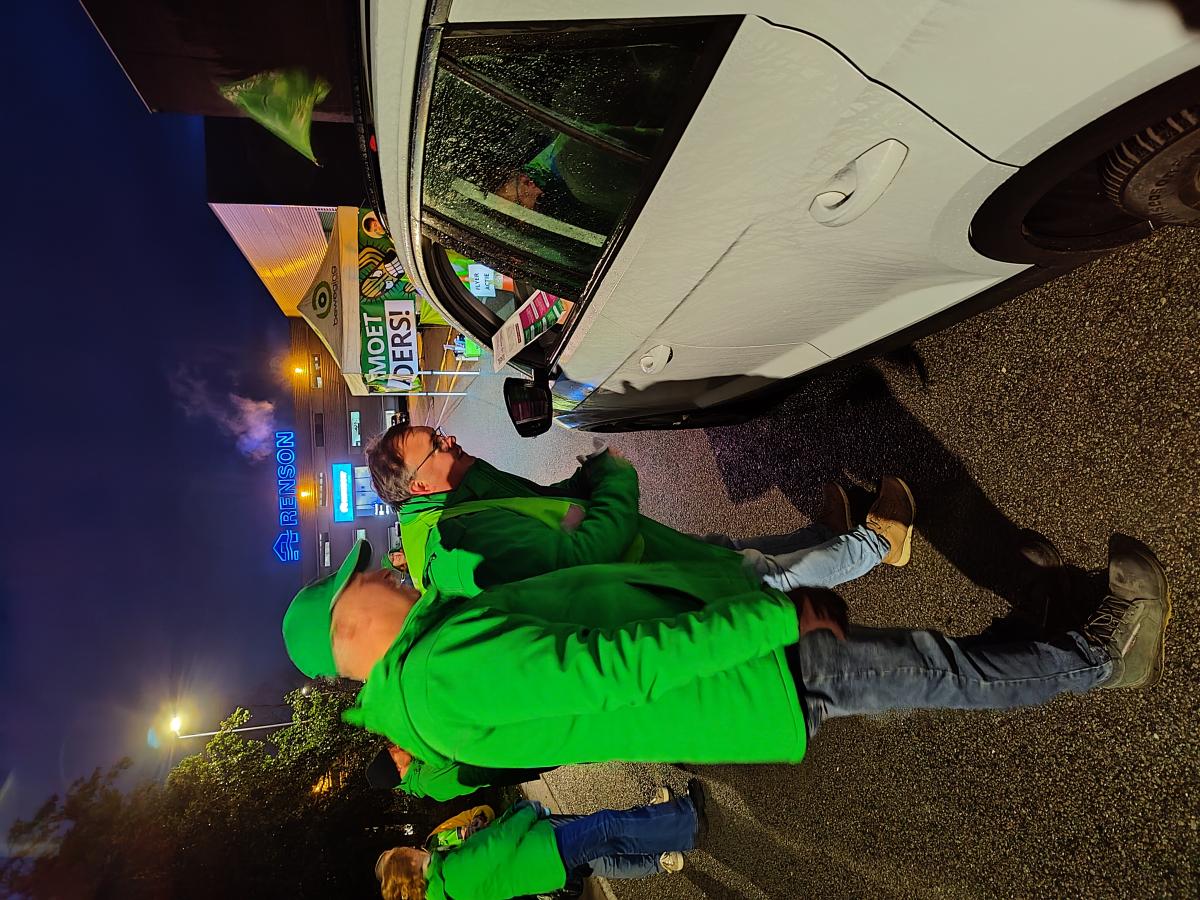 Syndicalisten van ACV praten met iemand in een wagen