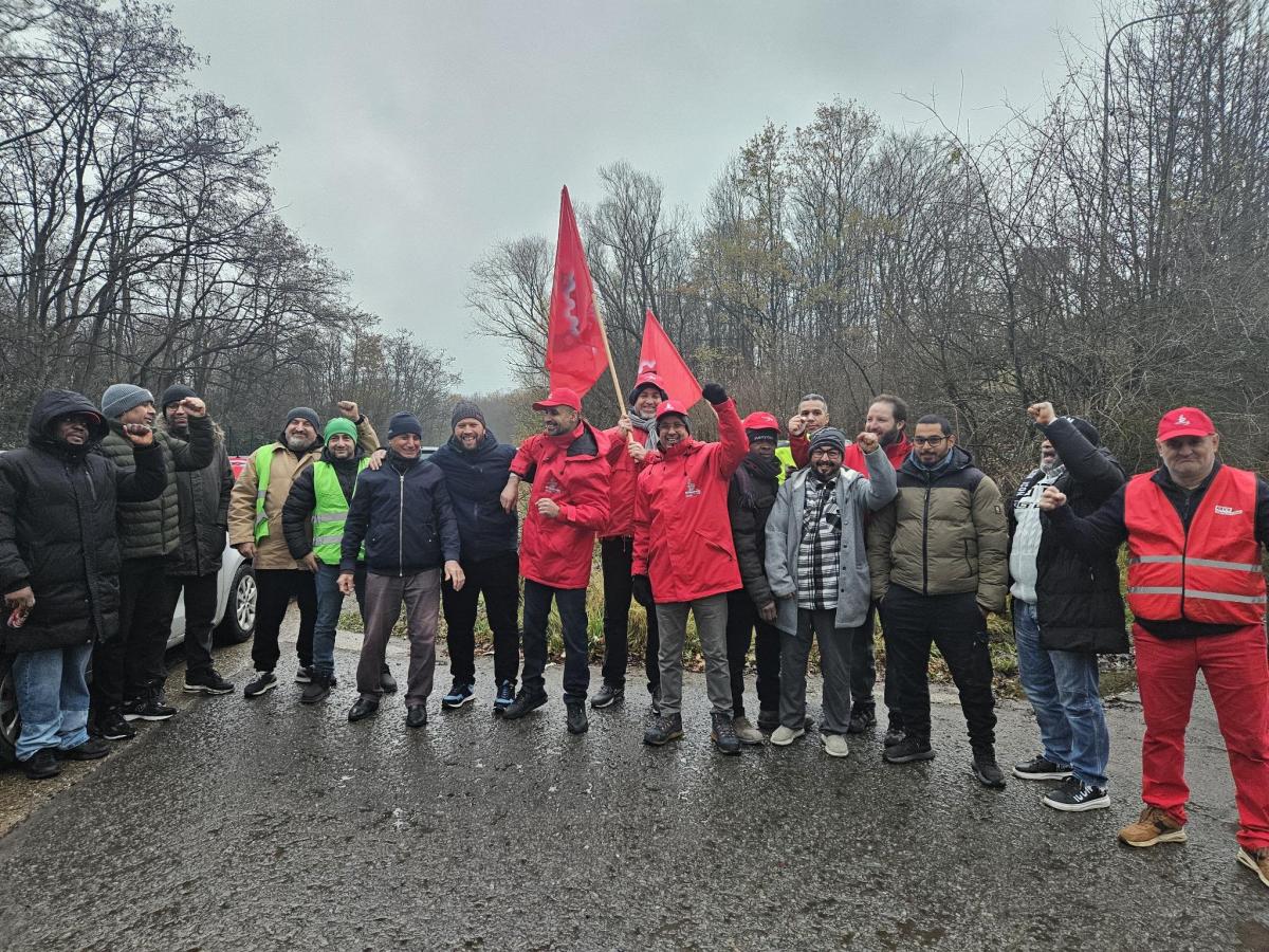 Een groep mensen aan een piket tijdens de algemene staking