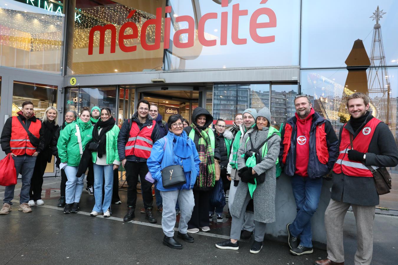 Een groep mensen aan het piket van Médiacité in Luik, tijdens de algemene staking