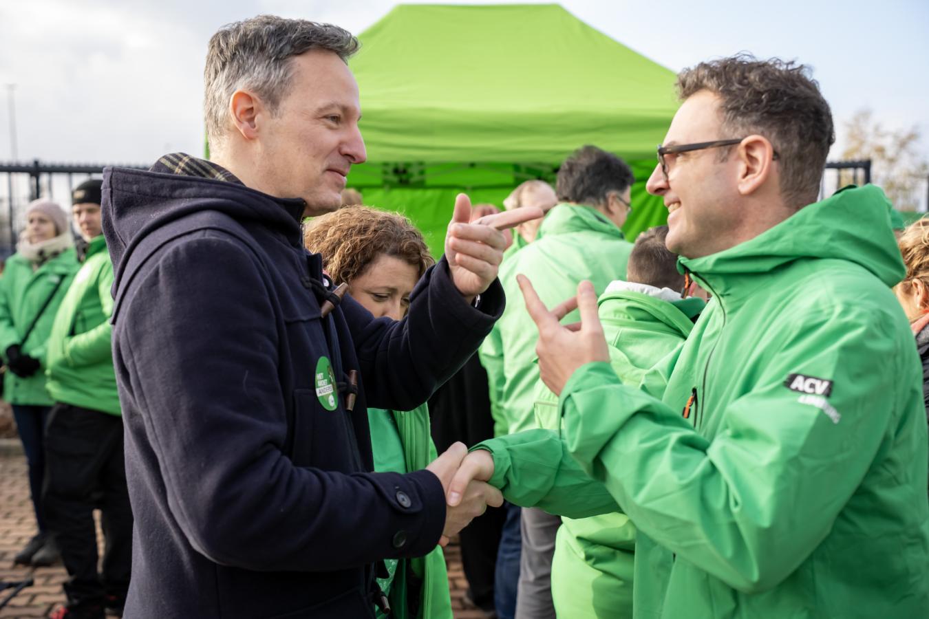Kim De Witte in gesprek met een syndicalist van ACV
