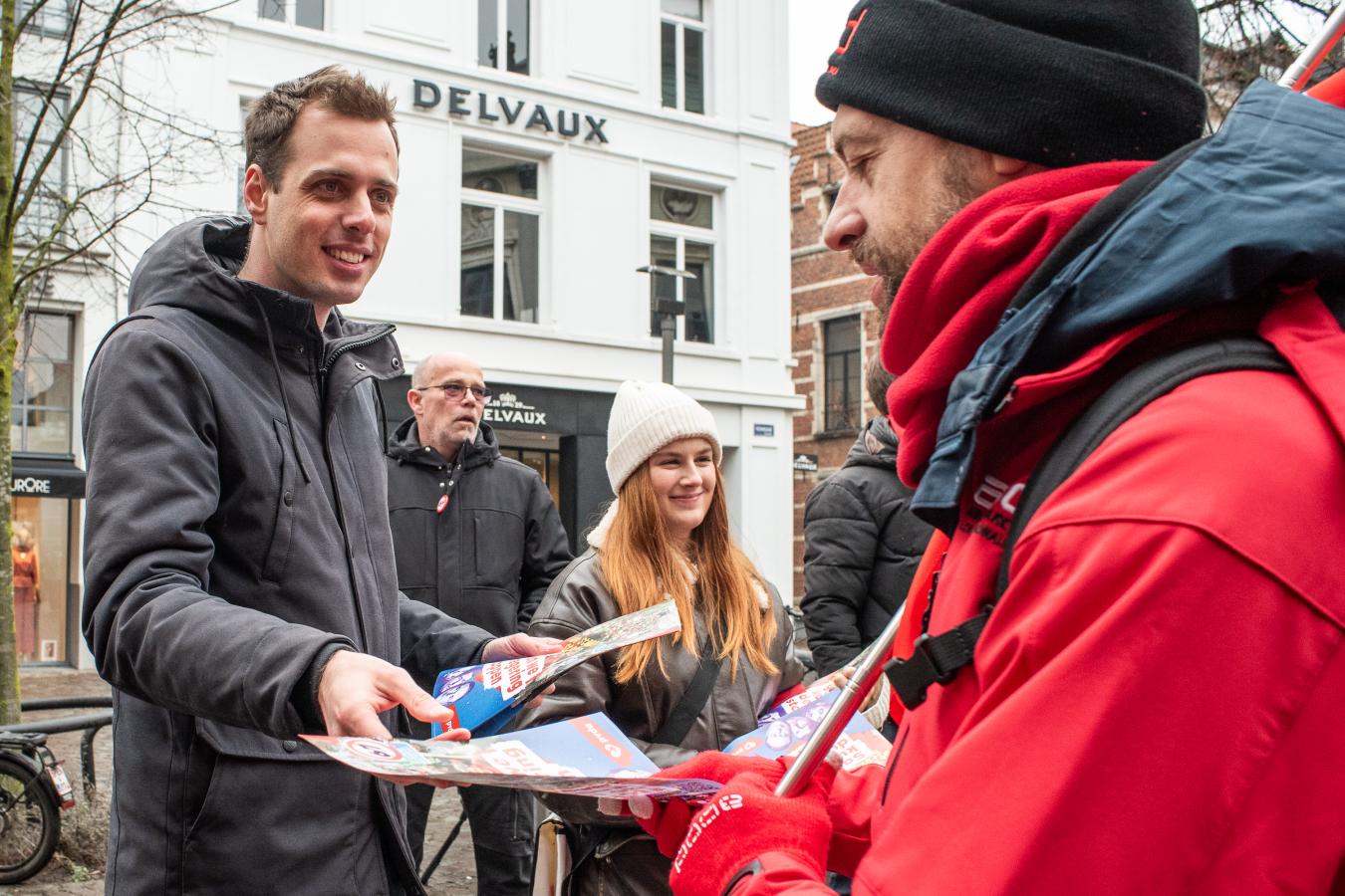 Jos D'Haese deelt flyers uit tijdens de actiedag in Antwerpen