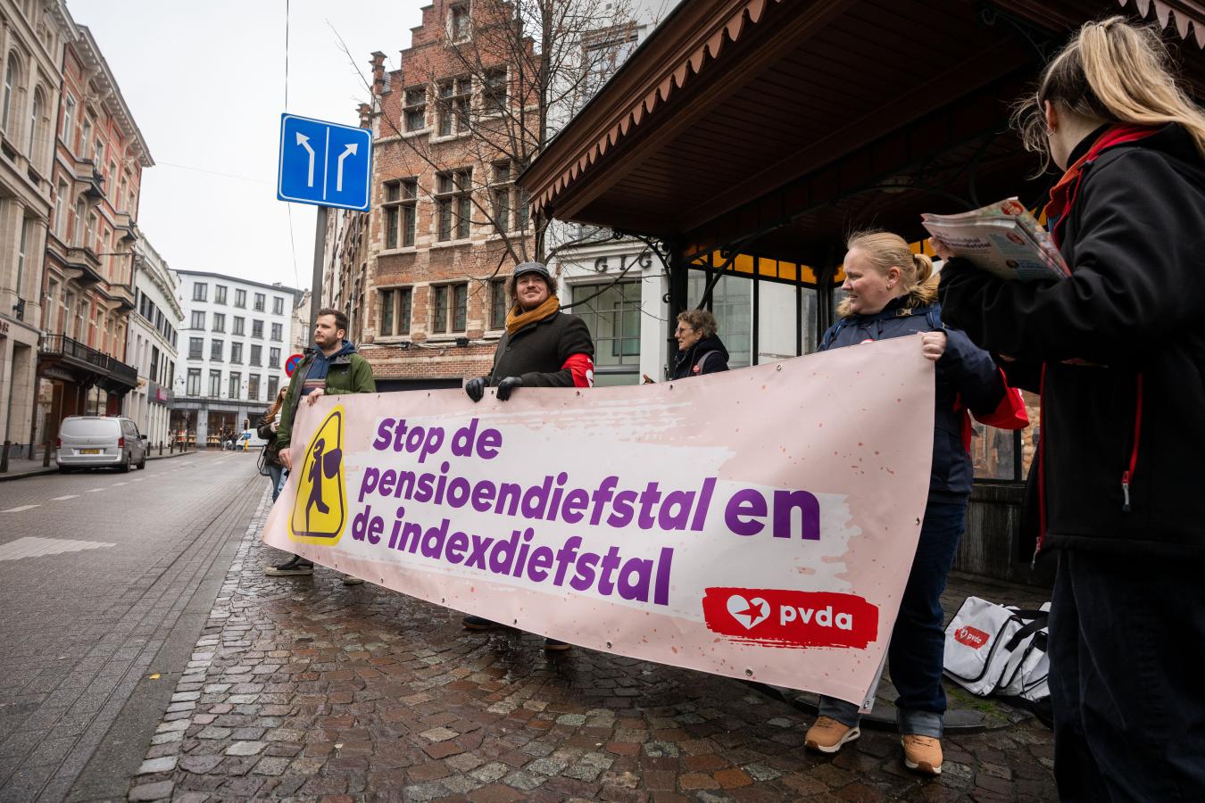 Spandoek van de PTB tijdens de actiedag in Antwerpen. De tekst: “Stop pensioendiefstal en de indexdiefstal”