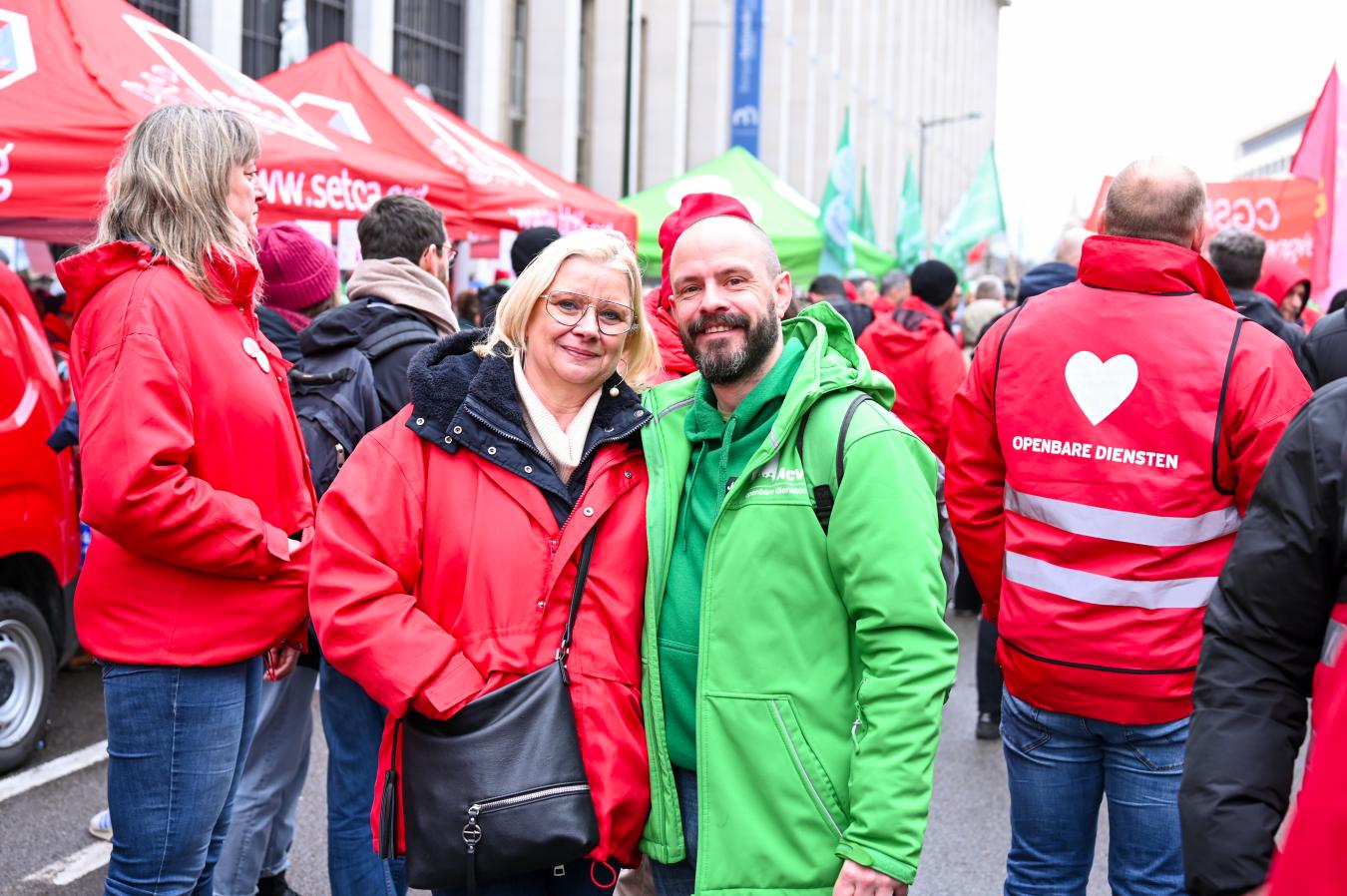 Twee actievoerders (rood en groen) op de provinciale actiedag in Brussel op 12 februari