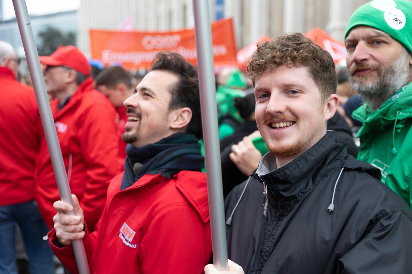 Jonge actievoerder met een vlag in de hand op de provinciale actiedag in Brussel op 12 februari