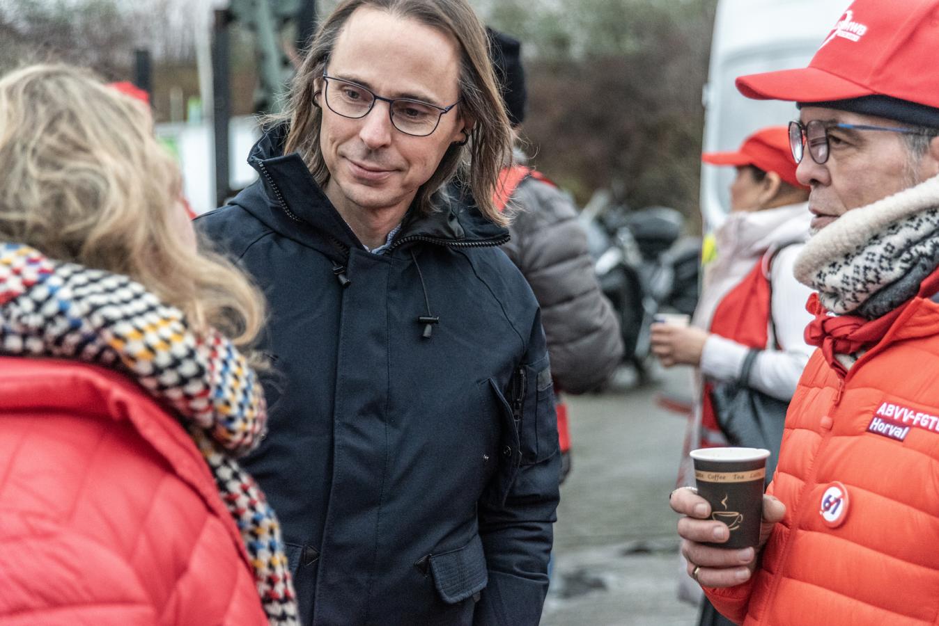 Benjamin Pestieau in gesprek met actievoerders op de provinciale actiedag in Brussel op 12 februari