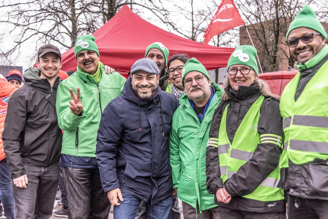 Nabil Boukili, federaal volksvertegenwoordiger van de PVDA, tussen actievoerders op de provinciale actiedag in Brussel op 12 februari