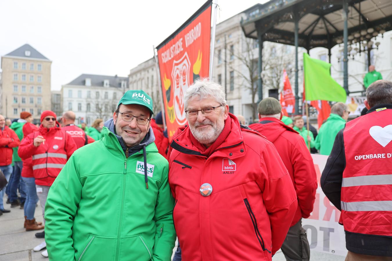 Twee syndicalisten (rood en groen) de provinciale actiedag van 5 februari in Gent