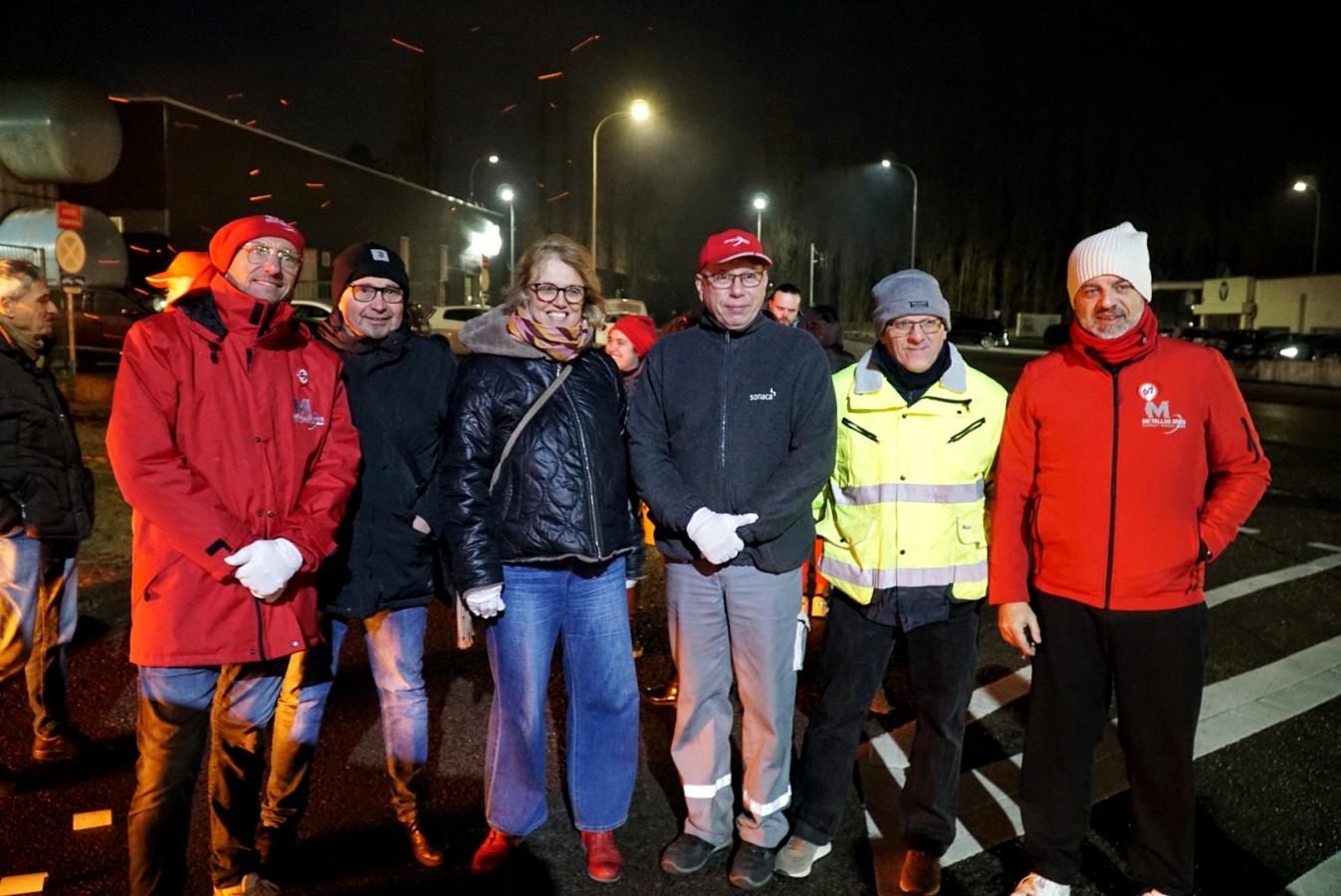 Sofie Merckx heel vroeg in de ochtend voor een bedrijf, samen met vakbondsmensen tijdens de de provinciale actiedag van 5 februari