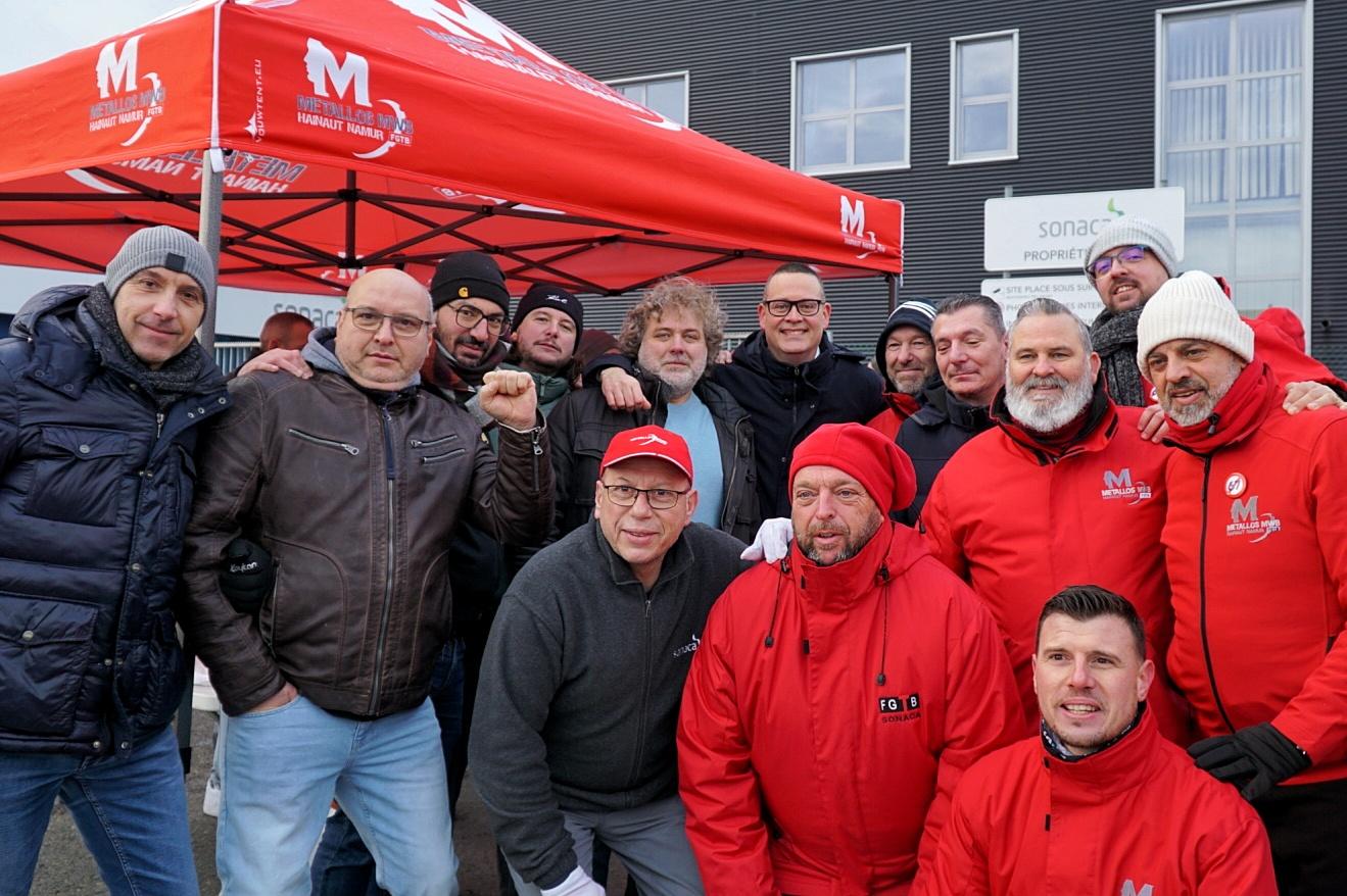 Syndicalisten nemen een groepsfoto met Raoul Hedebouw tijdens de provinciale actiedag van 5 februari