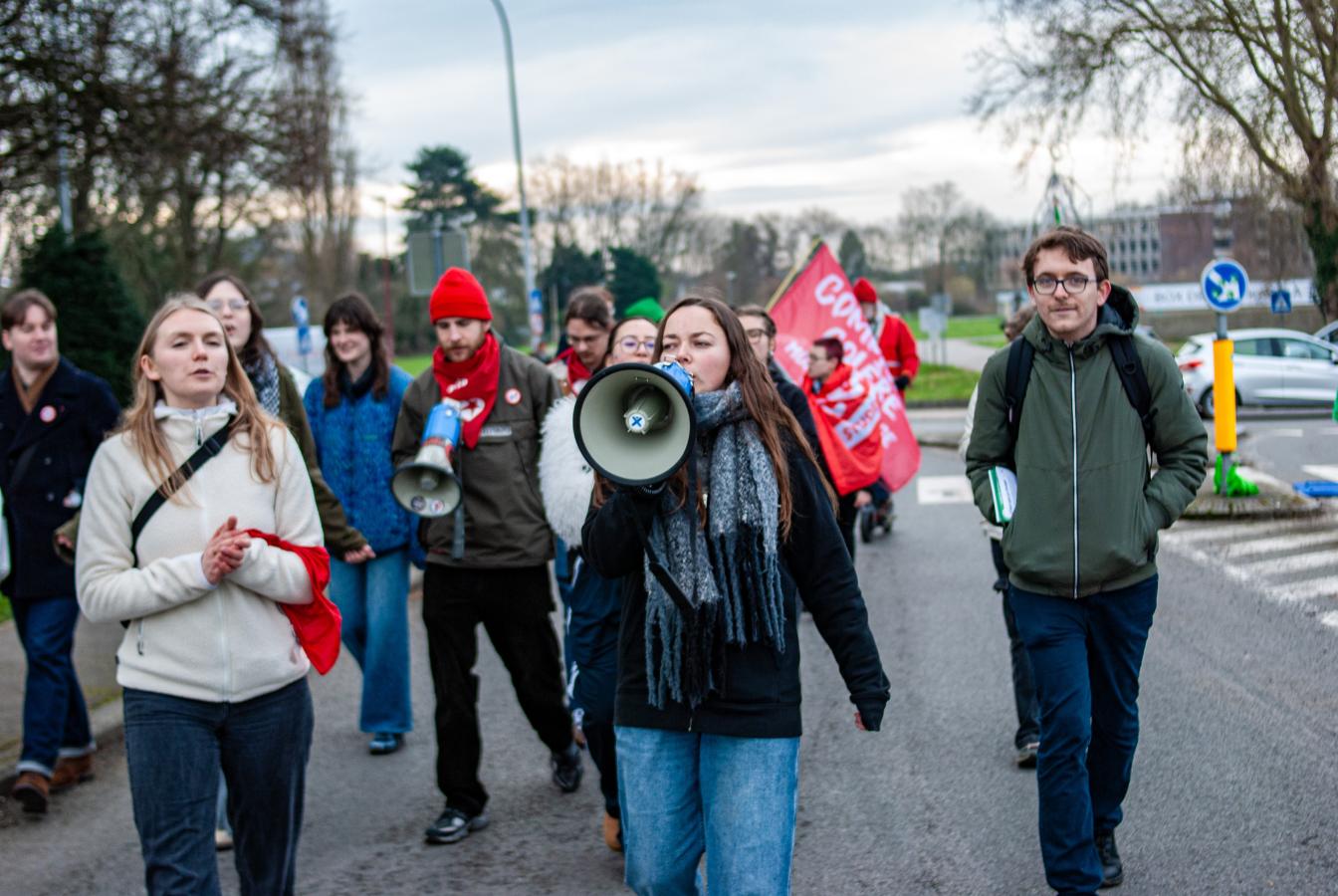 Groepje jongeren tijdens de provinciale actiedag van 5 februari in Bergen