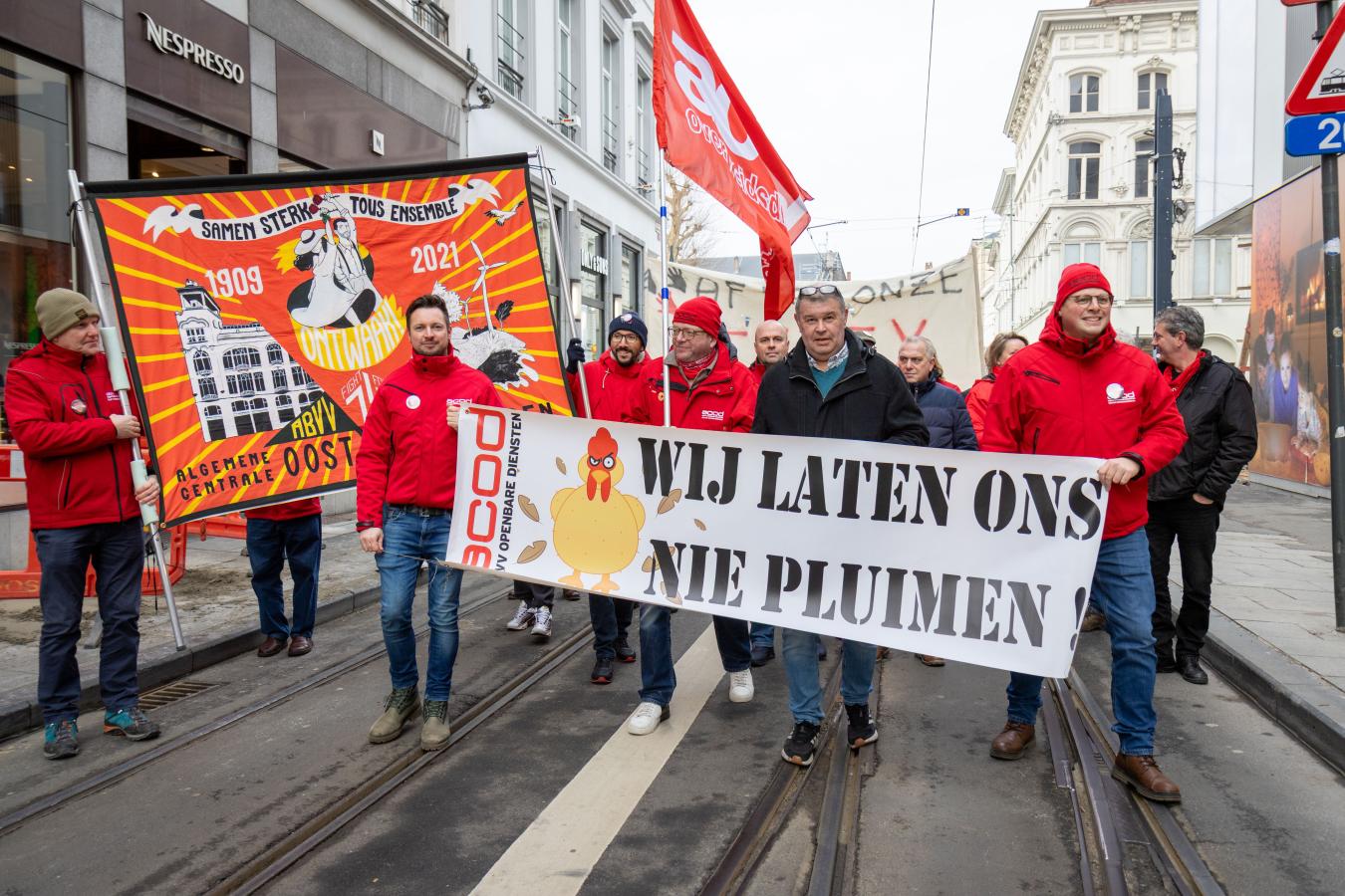 Syndicalisten achter een spandoek 'wij laten ons niet pluimen' tijdens de provinciale actiedag van 5 februari in Gent