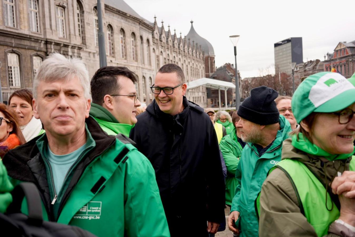Raoul Hedebouw in gesprek met werknemers tijdens de actiedag in Luik
