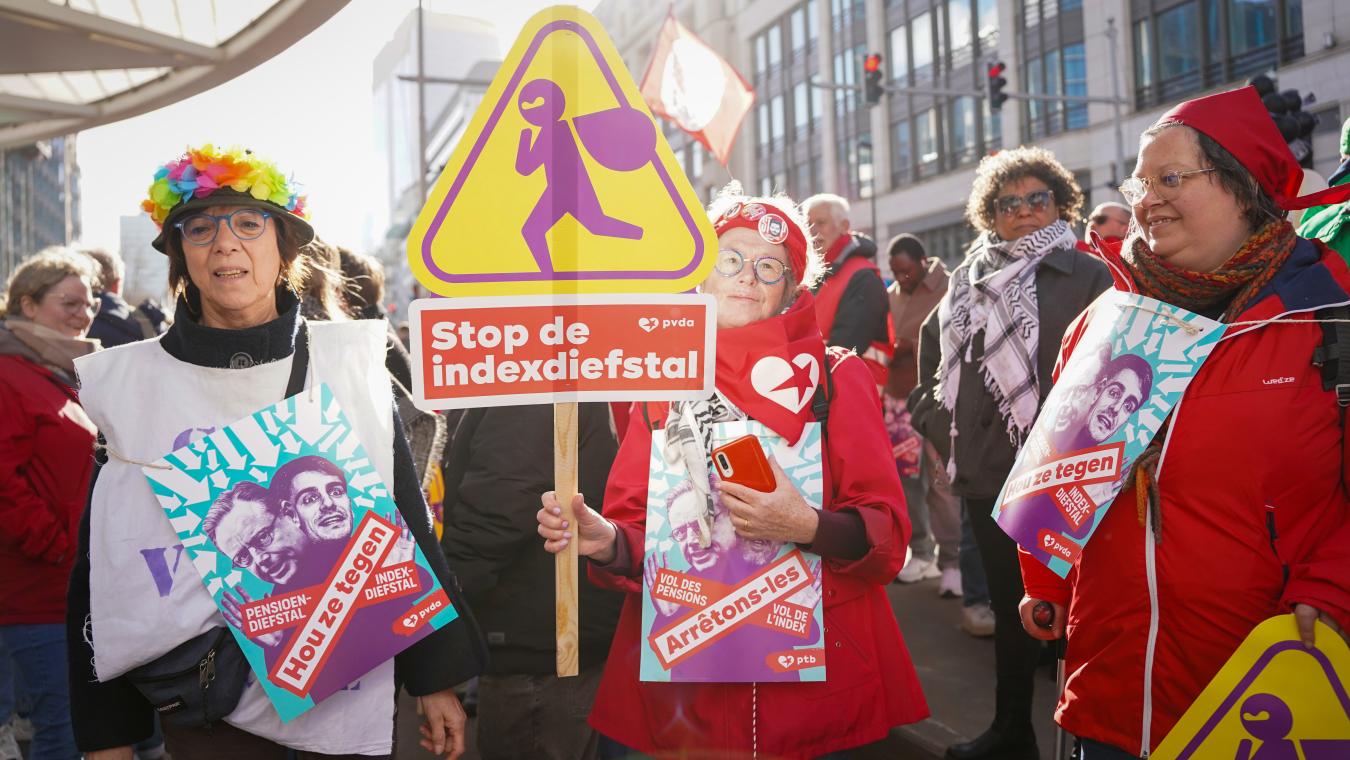 beeld 6: vrouwen tijdens de nationale betoging van 12 maart, een van de vrouwen draagt een bord 'stop de indexdiefstal'
