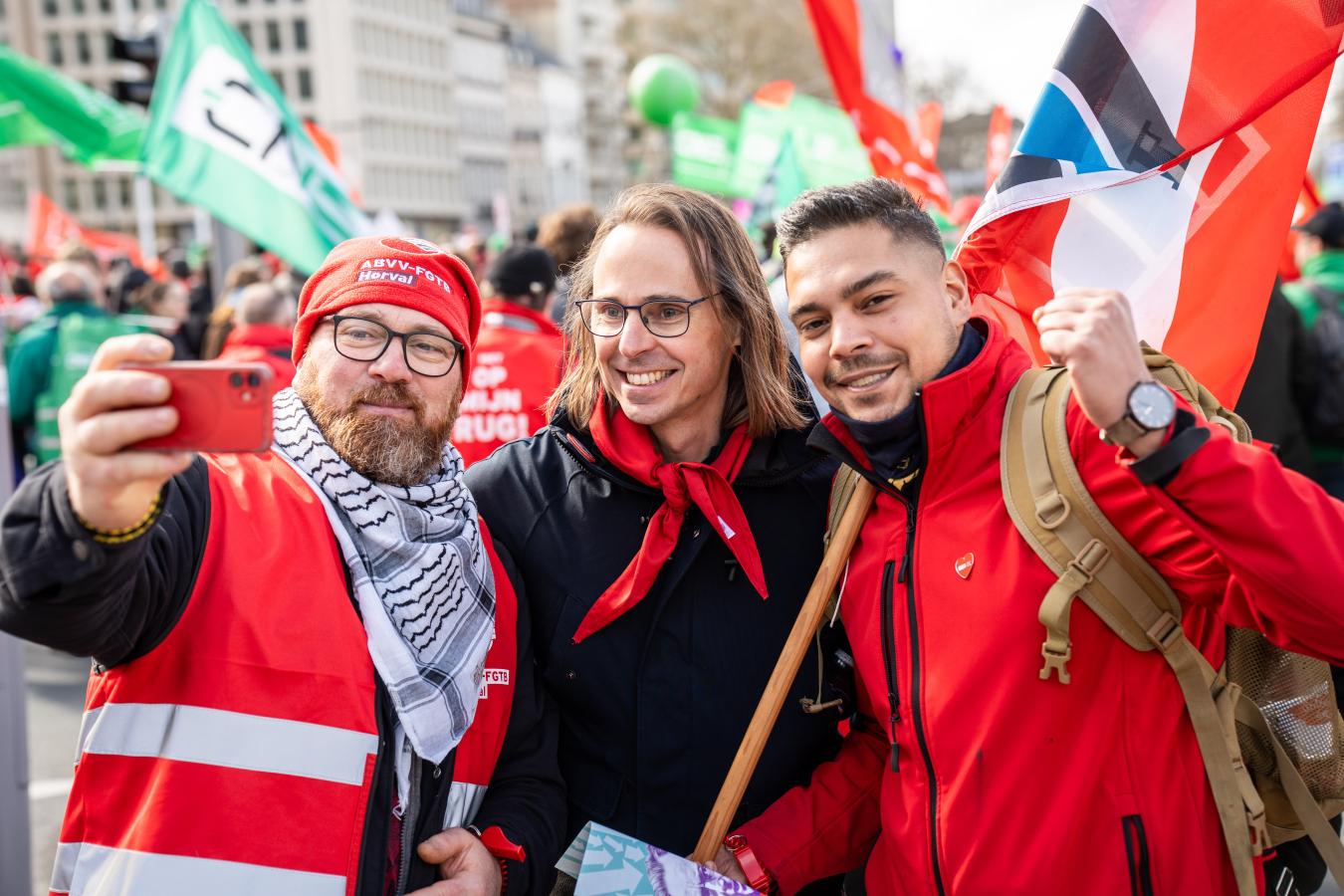 beeld 15: Benjamin Pestieau, adjunct-algemeen secretaris van de PVDA, poseert voor een selfie met twee ABVV-syndicalisten tijdens de nationale betoging van 12 maart