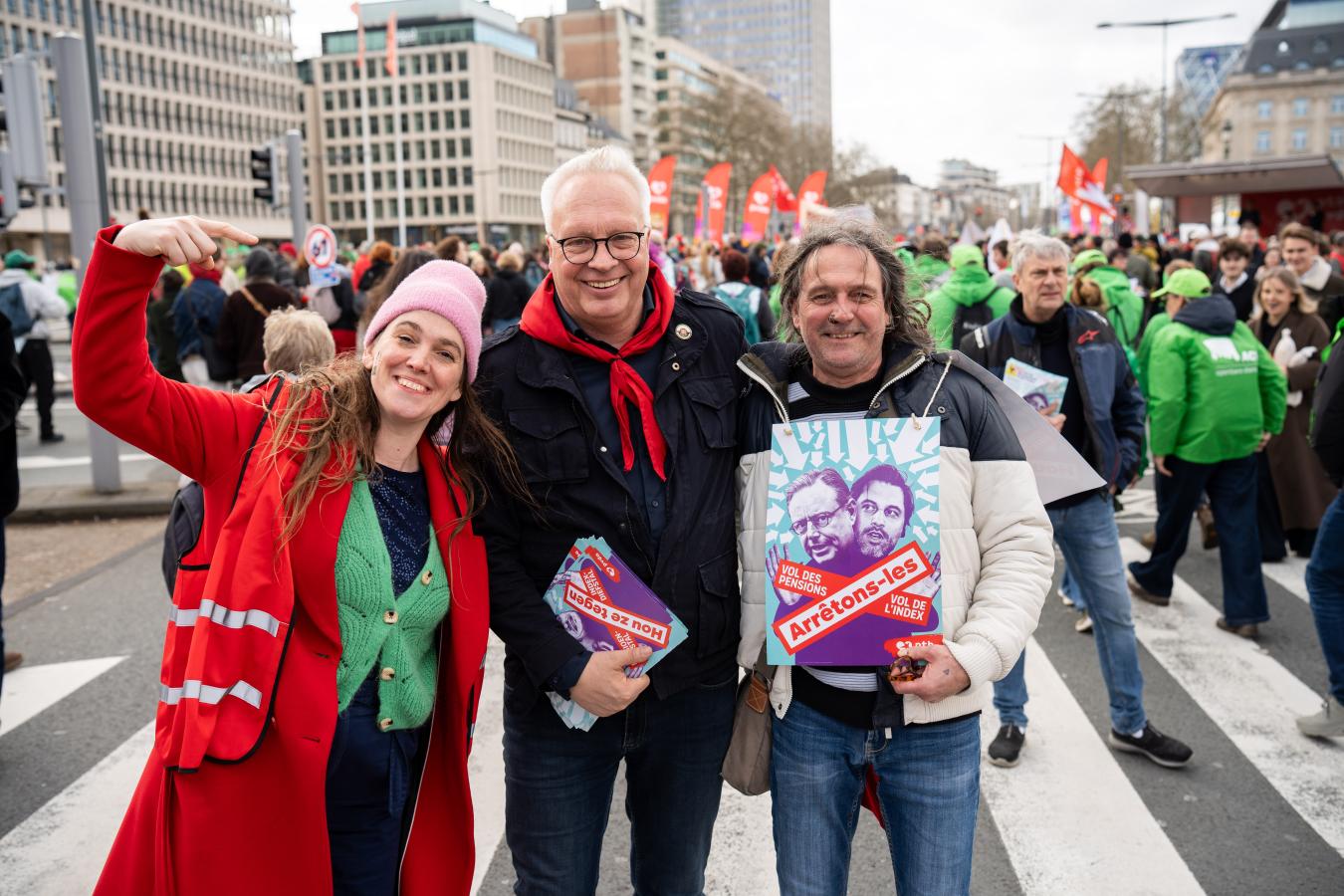 beeld 7: Peter Mertens poseert tussen het uitdelen van flyers door met twee PVDA-militanten