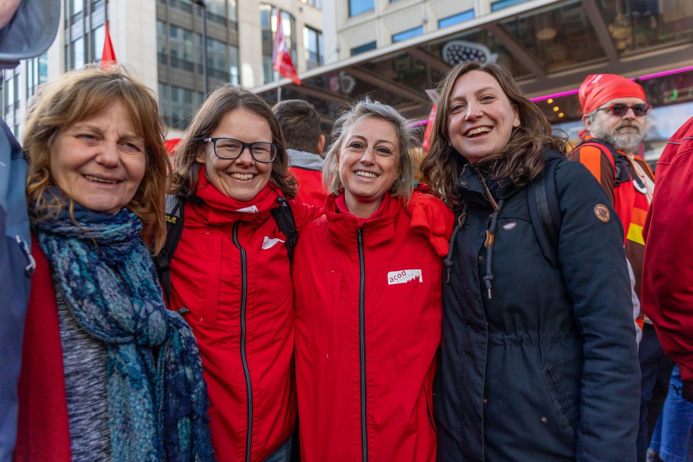 beeld 9: Line De Witte poseert naast 3 vrouwen van ACOD Onderwijs