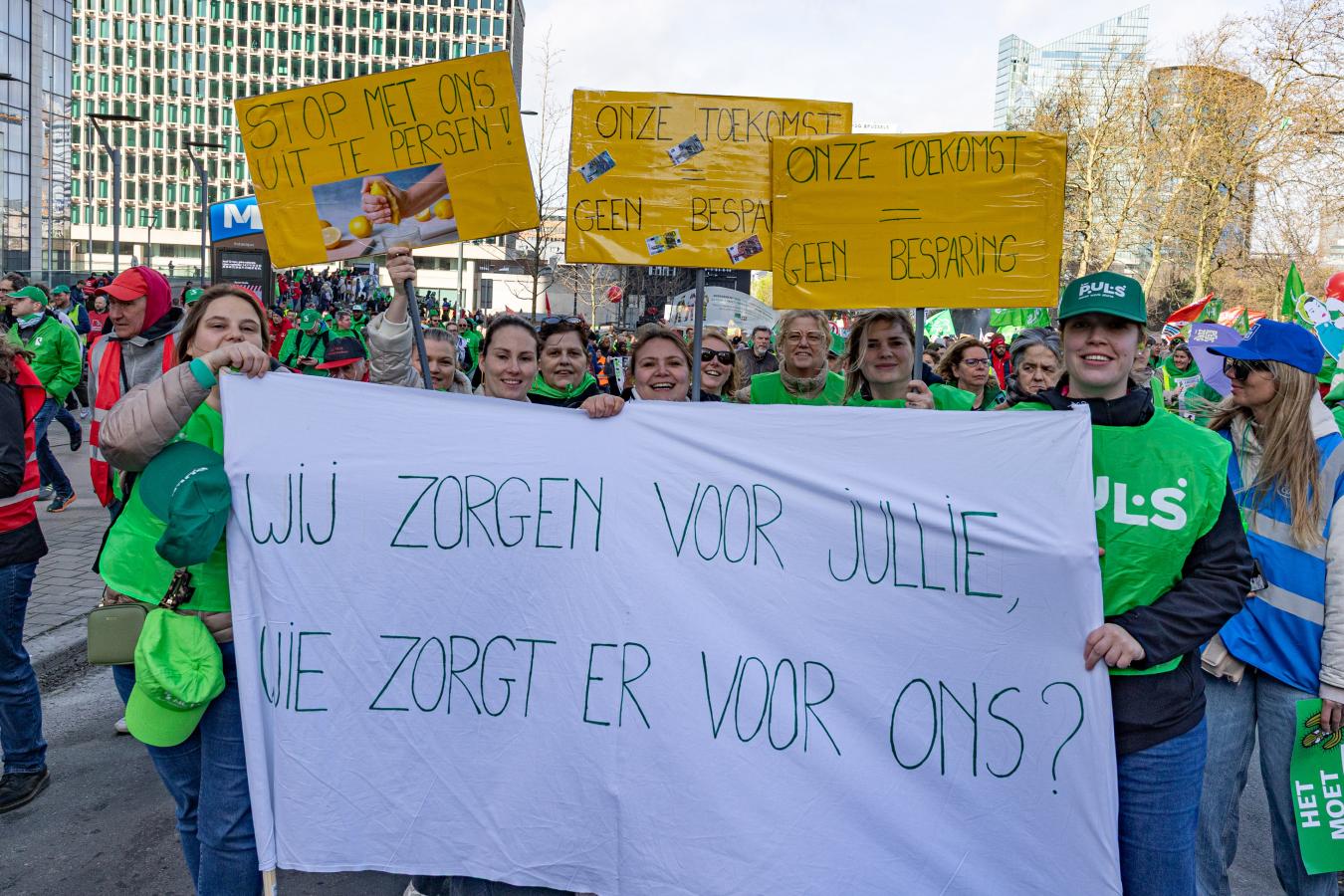 beeld 14: betogers uit de zorgsector op de nationale betoging van 12 maart. Hun spandoek: "Wij zagen voor jullie. Wie zorgt er voor ons?”
