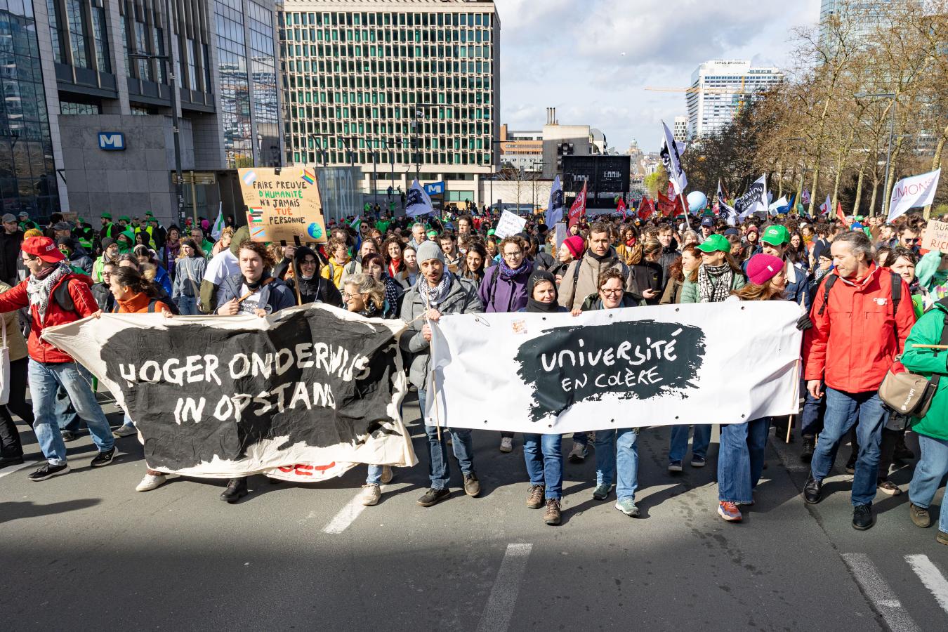 beeld 16: een blok van het hoger onderwijs tijdens de nationale betoging van 12 maart