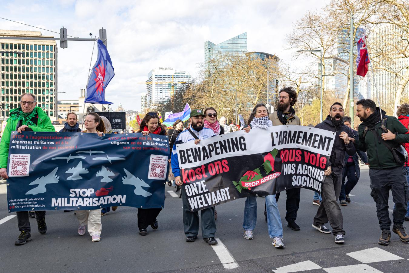beeld 12: vredesactivisten tijdens de nationale betoging van 12 maart: "Bewapening kost ons onze welvaart"
