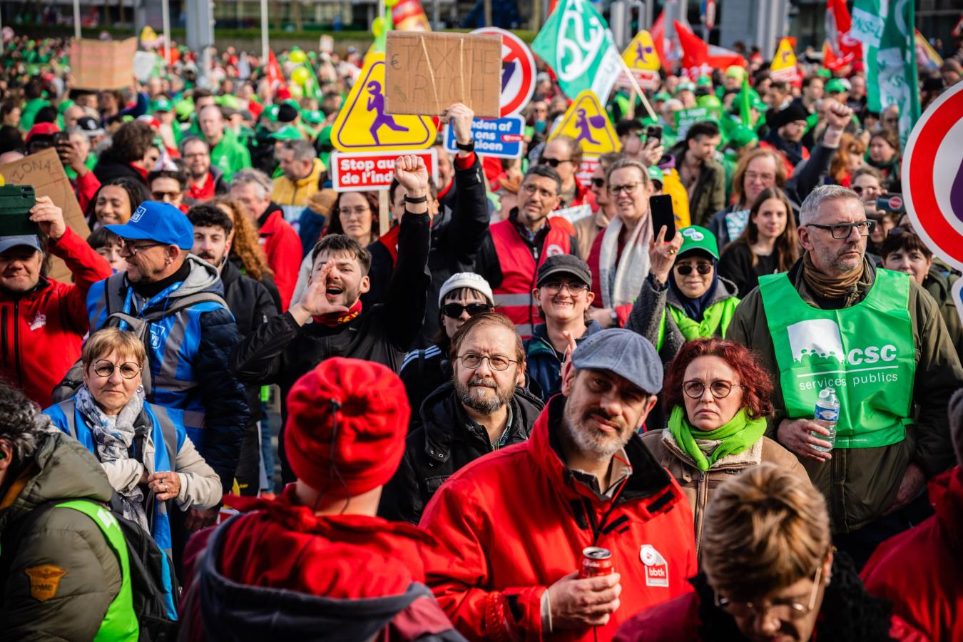 beeld 13: beeld van een massa volk tijdens de nationale betoging van 12 maart