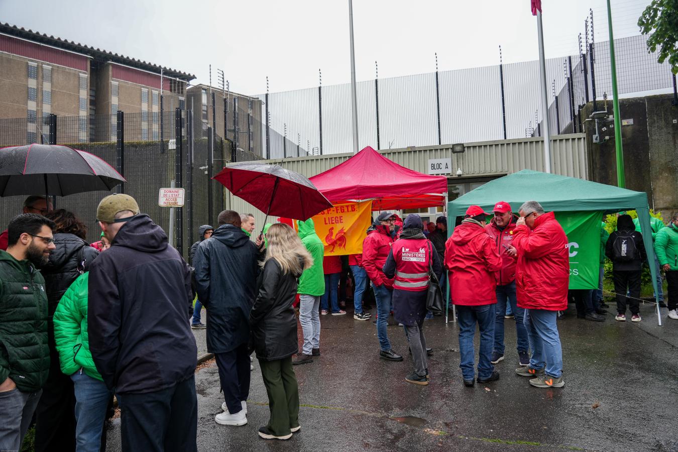 Werknemers en vakbonden verzameld voor de gevangenis van Lantin