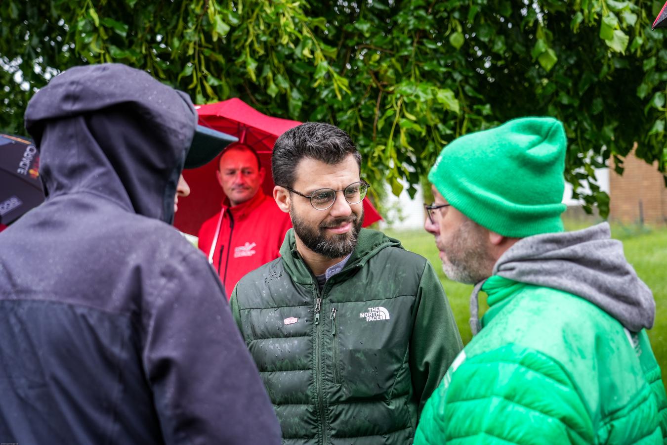 Julien Ribaudo praat met een vakbondsvertegenwoordiger voor de gevangenis van Lantin