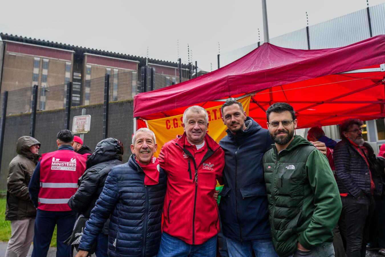 Groepsfoto van Julien Ribaudo, Julien Liradelfo en vakbondsleden voor de gevangenis van Lantin