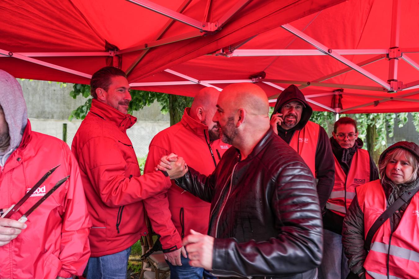 Gaby Colebunders begroet een vakbondslid voor de gevangenis van Lantin