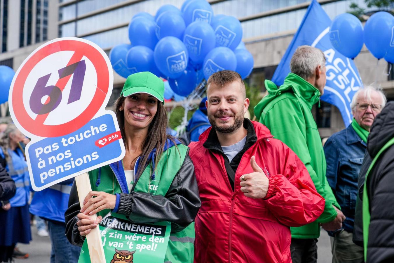 Deux syndicalistes avec un panneau « Pas touche à nos pensions » lors d'une manifestation.